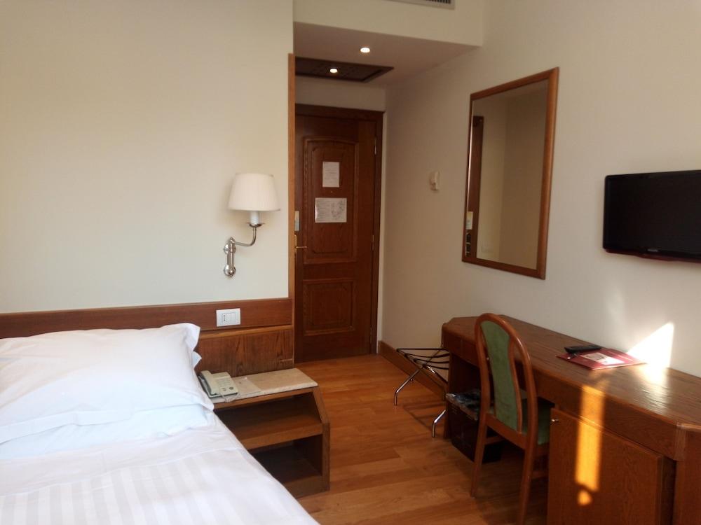 Hotel Albergo Santa Chiara Róma Kültér fotó