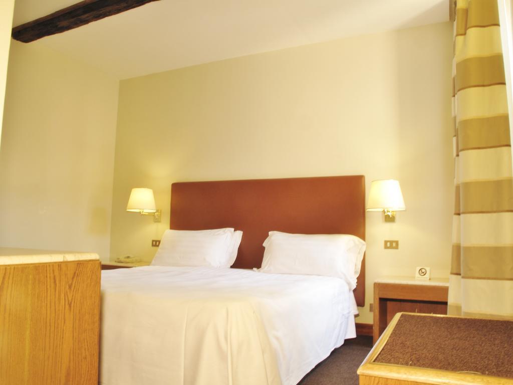 Hotel Albergo Santa Chiara Róma Kültér fotó
