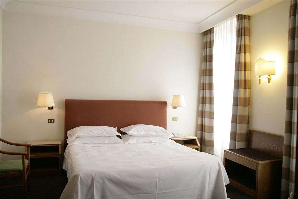 Hotel Albergo Santa Chiara Róma Kültér fotó