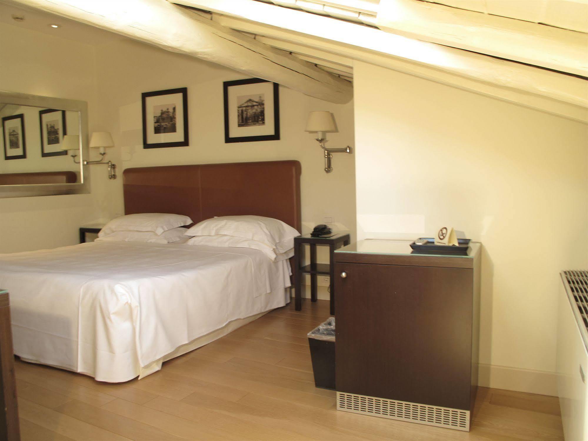 Hotel Albergo Santa Chiara Róma Kültér fotó